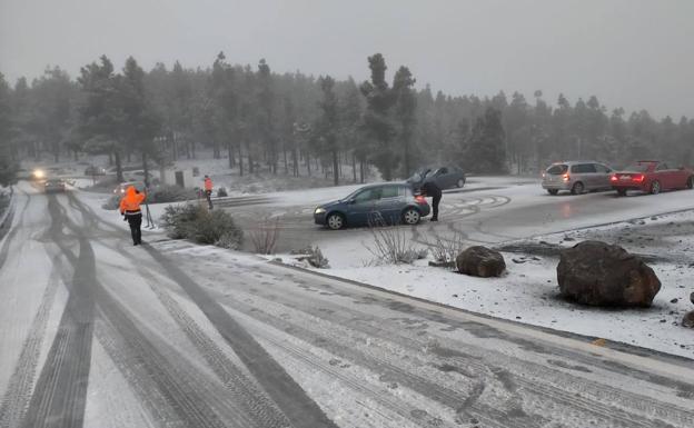 Vuelve a nevar y cierran los accesos a la cumbre