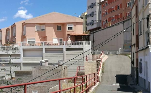 El Ayuntamiento estudia si levanta la valla de la calle Maestro Rodó o requiere su retirada