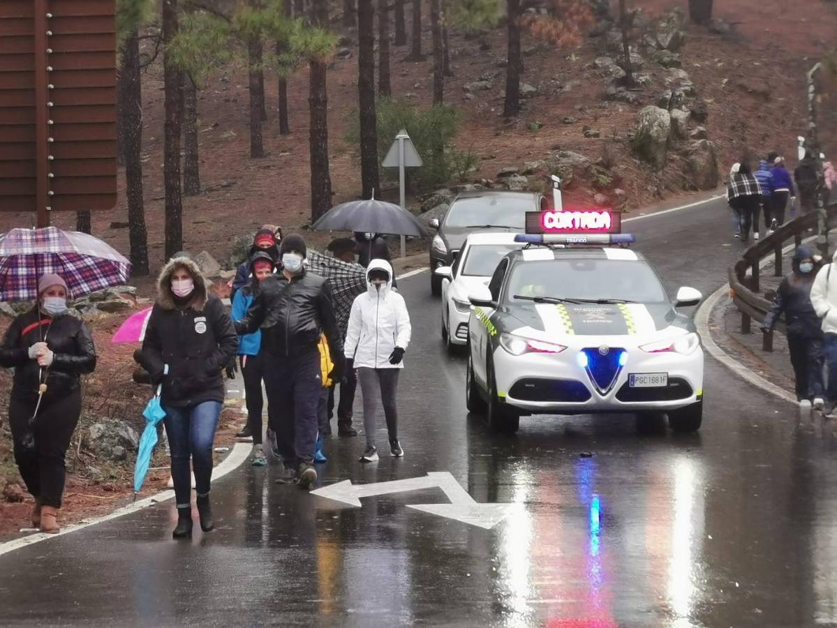 Lleno en la cumbre en busca de la nieve