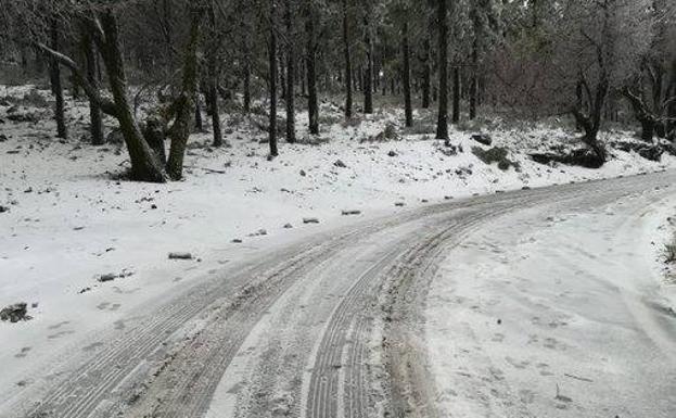 La cumbre amanece helada y con carreteras cortadas