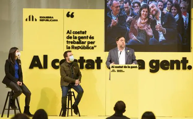 El líder de ERC, Oriol Junqueras (d), acompañado por el vicepresidente del Govern y candidato de ERC, Pere Aragonès (c).
