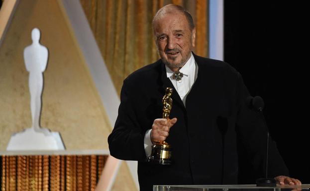 Jean-Claude Carrière, en noviembre de 2014, recogiendo su Oscar honorífico./Afp