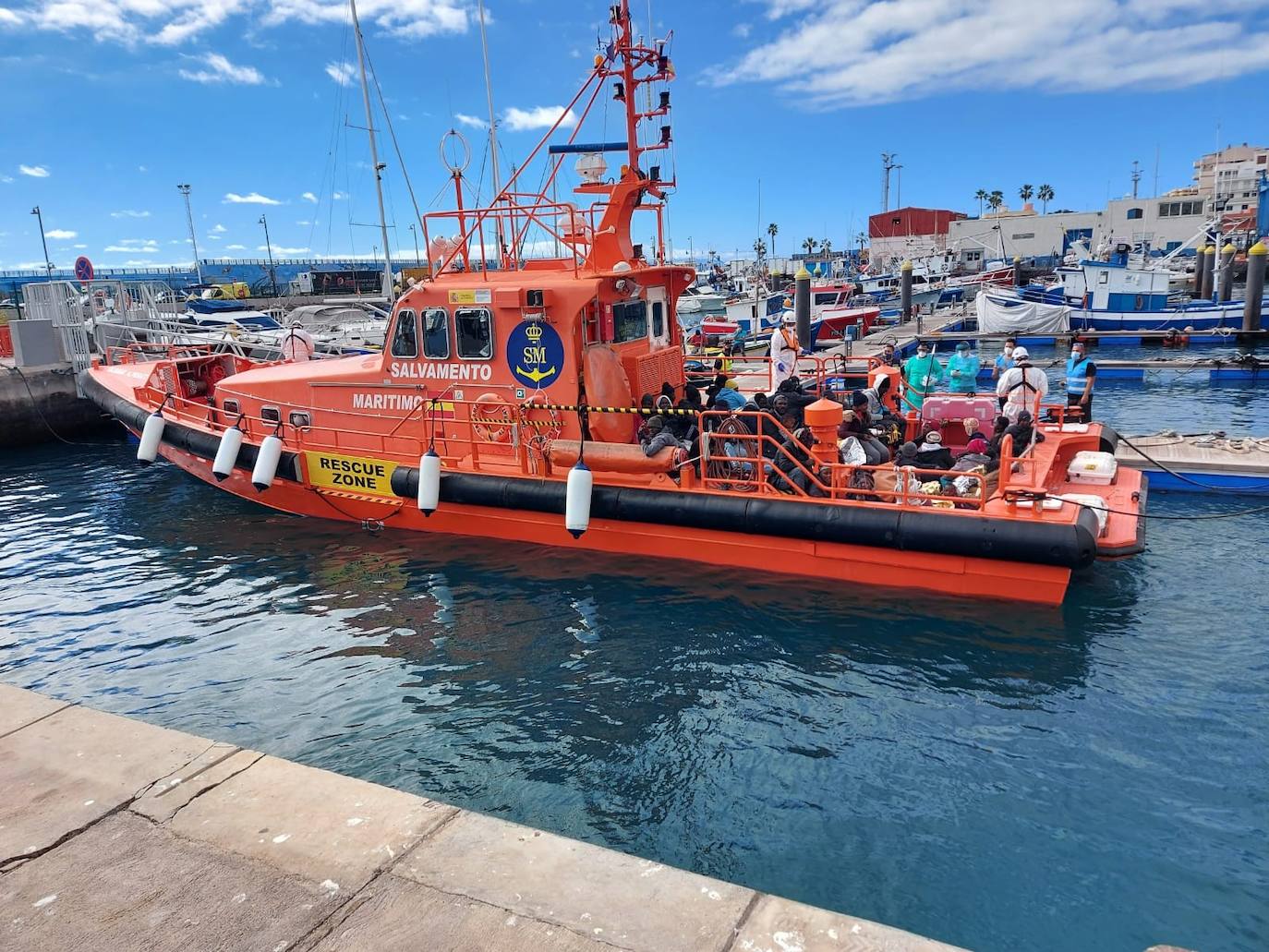 Salvamento rescata dos pateras con 71 personas en Tenerife y Fuerteventura