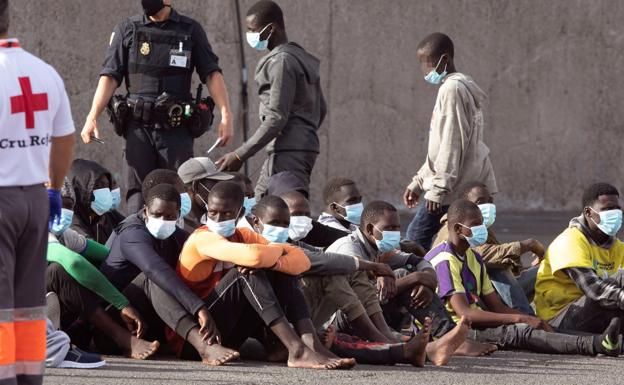 Las ONG podrán acompañar a los menores inmigrantes a las pruebas