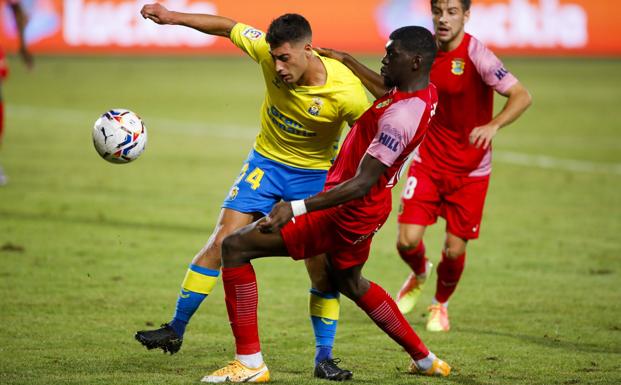 Álvaro Lemos estará un mes y medio de baja y deja la defensa de la UD tiritando