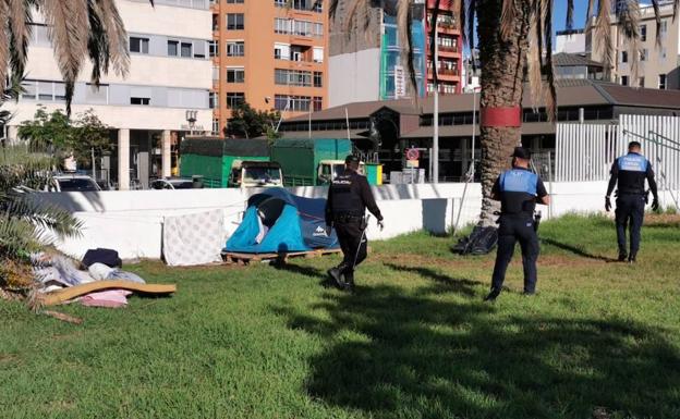 Desalojan a los indigentes del entorno de la pasarela Onda Atlántica