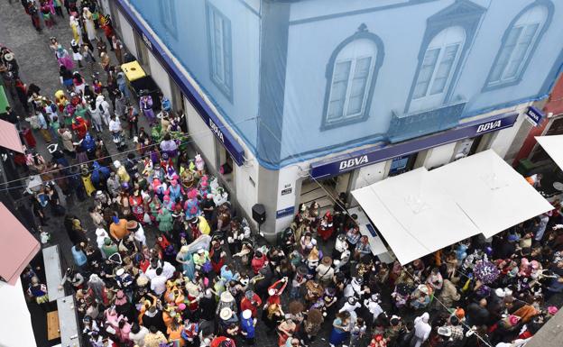 Salud Pública abre diligencias por las imágenes de personas celebrando el carnaval en Tenerife