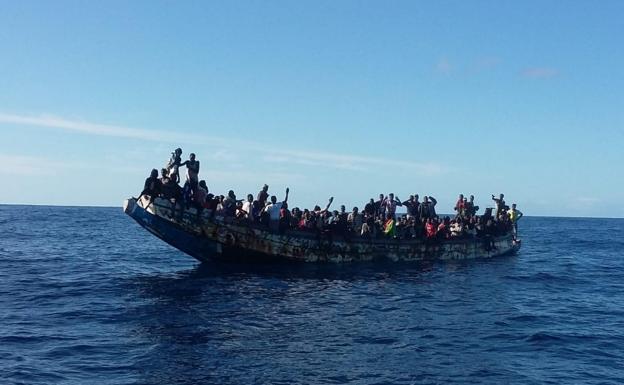 El Hierro se cansa de asumir la acogida de migrantes y exige su realojo «urgente»