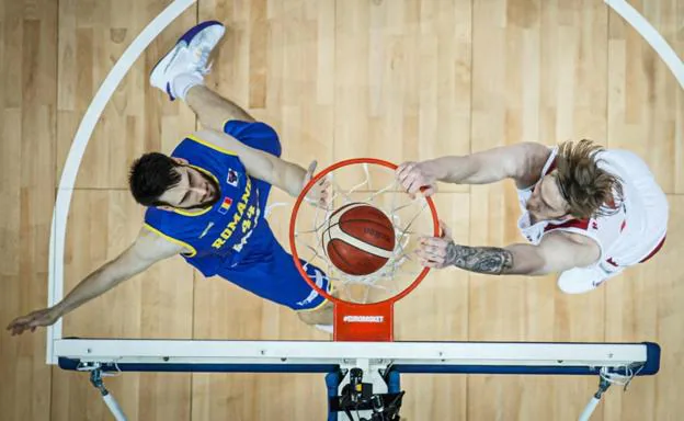 Balcerowski machaca el aro rumano en una acción de su encuentro con Polonia. / WWW.FIBA.BASKETBALL