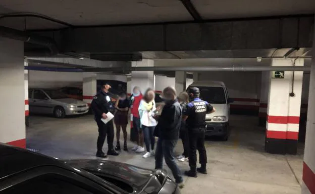 La Policía Local multa a 15 jóvenes que hacían botellón en un garaje de la capital grancanaria