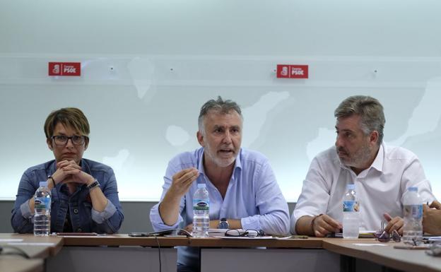 El PSOE se reúne 'in extremis' y sin acuerdo para elegir candidato al Senado