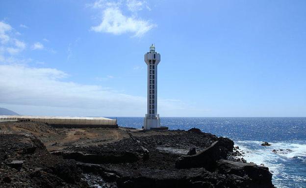 El helicóptero del GES rescata a un hombre en apuros en el mar en La Palma