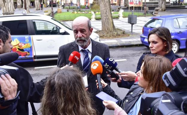 La división interna del PSOE retrasa la elección del senador