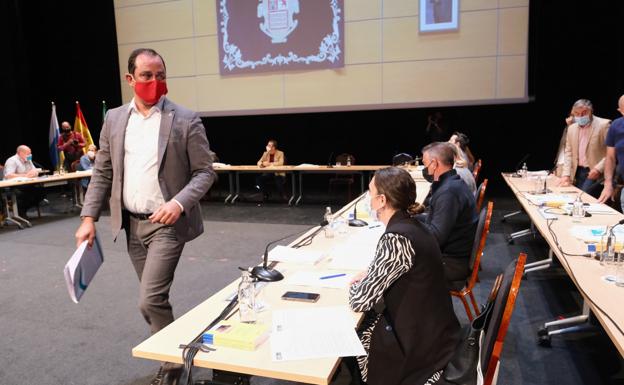 Blas Acosta renuncia a la presidencia del Cabildo y desactiva la censura