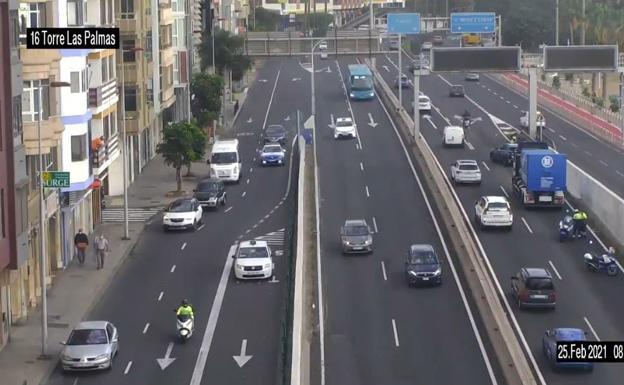 Accidente entre un turismo y un camión en la Avenida Marítima