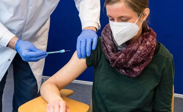 Una sanitaria recibe la vacuna de AstraZeneca en el hospital universitario de Halle/Saale, en el este de Alemania.