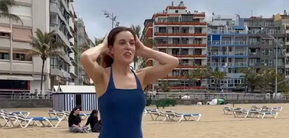 Raquel Sánchez Silva se da un baño en Las Canteras | Canarias7