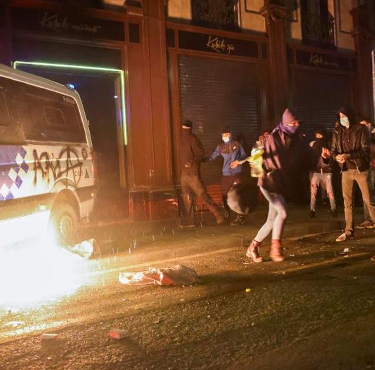 Catorce detenidos tras los disturbios en Barcelona en apoyo a Pablo Hasel