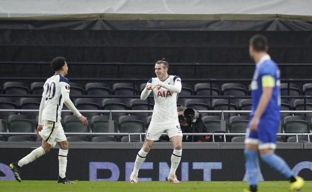 Gareth Bale celebra uno de sus dos goles al Burnley. 