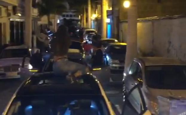 La Policía Local interviene una macrofiesta de la comunidad dominicana en Arrecife con más de 150 vehículos y unas 300 personas