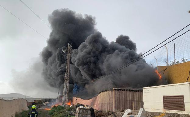 Controlan un incendio en una nave industrial de El Burrero