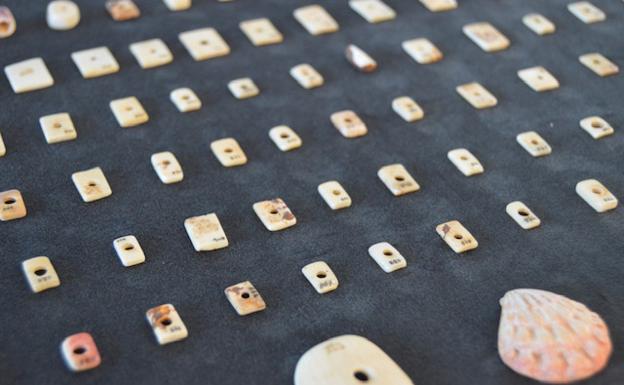 Los adornos de los mahos se convierten en las piezas del mes del Museo Arqueológico