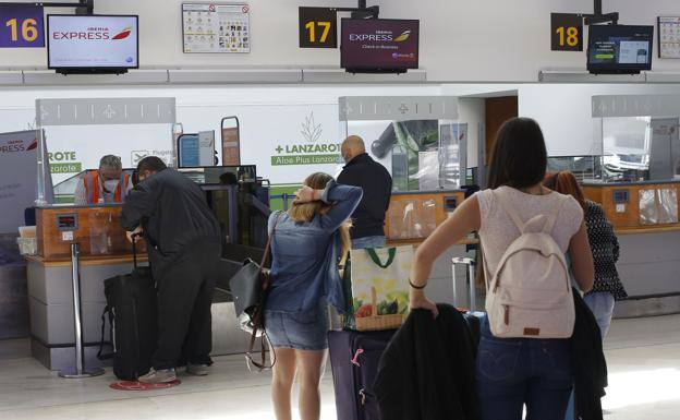 Imagen de archivo de viajeros en el aeropuerto de Lanzarote. /José Luis Barrero Carrasco