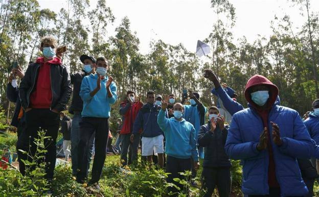 Las quejas de los migrantes del campamento de Las Raíces llegan al Defensor del Pueblo