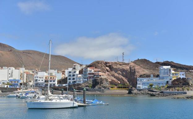 Salvan la vida a un bañista en el Muelle de La Restinga