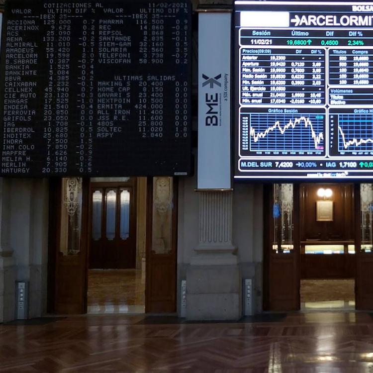 La tensión en la deuda arrebata al Ibex los 8.300 puntos