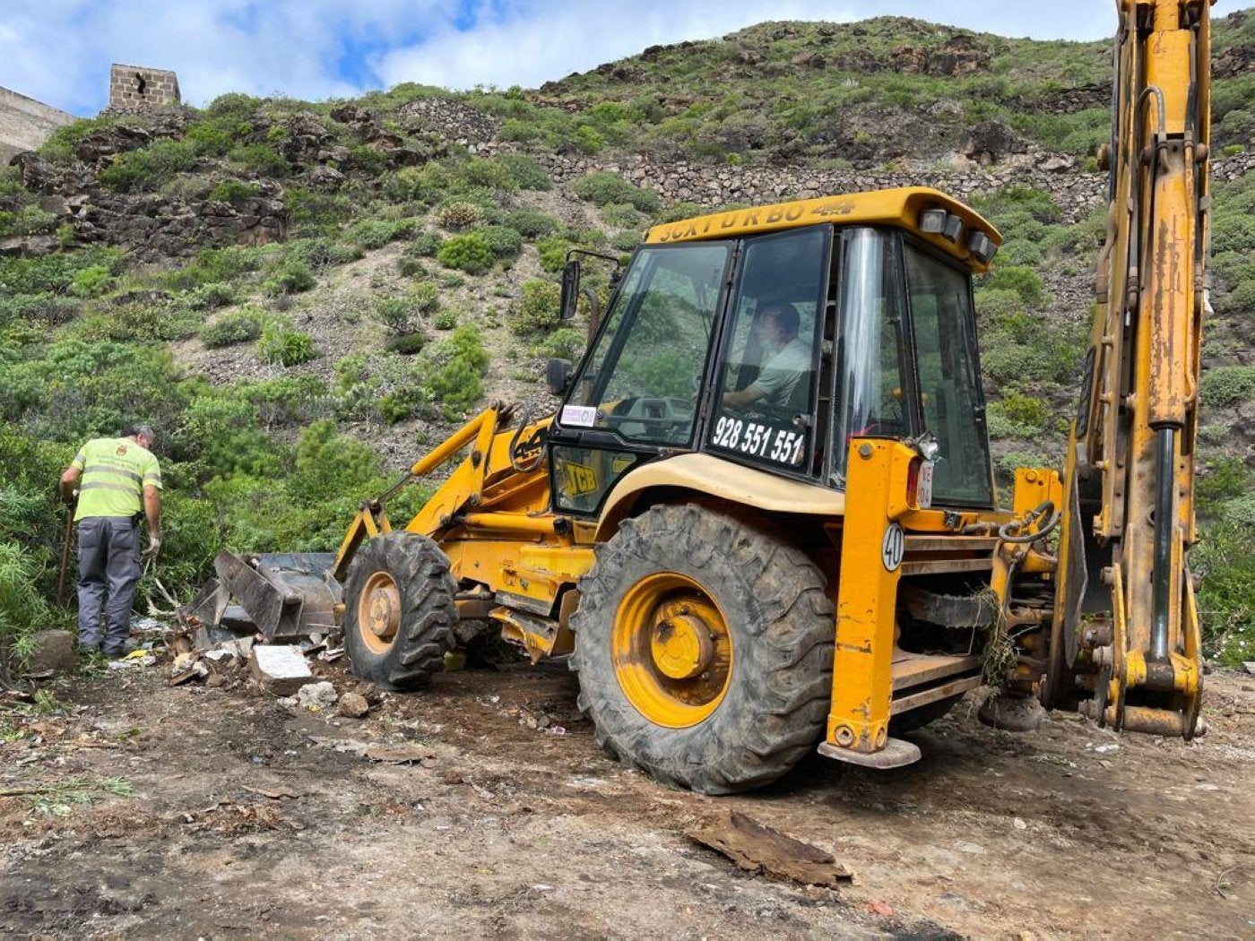 10.000 kilos de basura y escombros en el fondo del barranco de Valerón