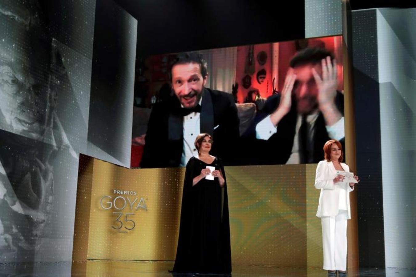 El realizador Salvador Calvo recibe el Goya al mejor director por su trabajo en 'Adú'.