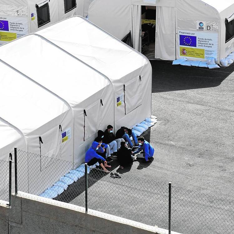 106 migrantes llegados a Canarias pasan la noche en Irún para ir a Francia