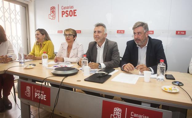 El PSOE resuelve su pulso interno con Pérez al Senado y Acosta al Gobierno