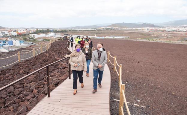 La alcaldesa de Ingenio y el presidente del Cabildo, junto al resto de cargos, pasearon este miércoles por el nuevo sendero de El Burrero. 
