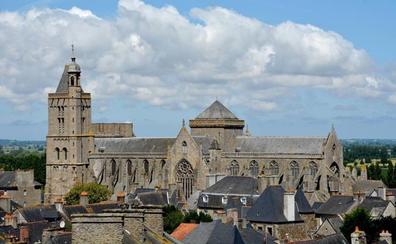 Ken Follett, al rescate de una catedral bretona