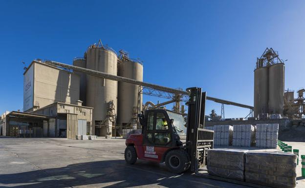 Más de 60 años trabajando codo con codo para mejorar el bienestar de los canarios