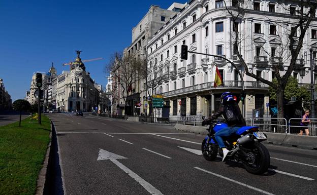 Una calle de Madrid semidesierta ya los dias previos a la declaración del estado de alarma. /AFP