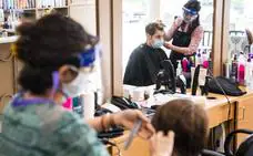 Calviño se abre a incorporar peluquerías o autoescuelas a las ayudas directas