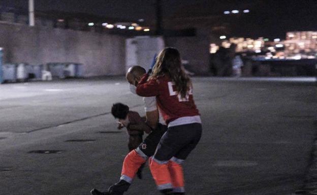 La menor rescatada de la patera continúa en estado crítico