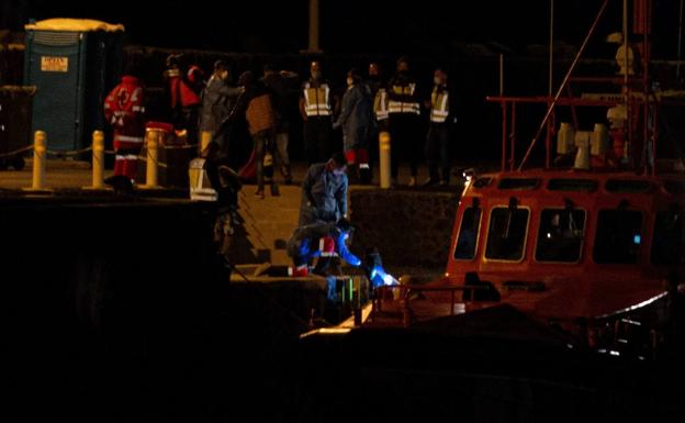 Rescatan a 115 inmigrantes de dos pateras y un cayuco