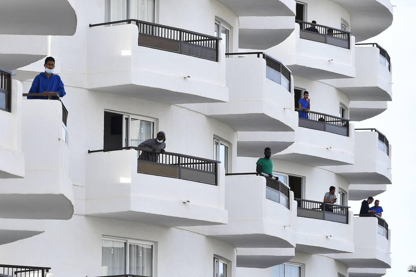 Escrivá anuncia que este mes se trasladará a los 1.800 inmigrantes que quedan en hoteles