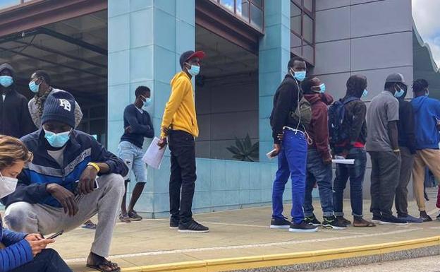 Casi 200 inmigrantes intentan pedir asilo ante el cierre de dos hoteles en Gran Canaria