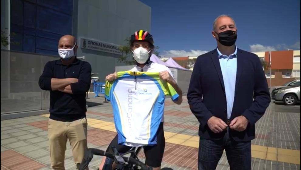 Perico Delgado pedalea con los ciclistas de Gran Canaria