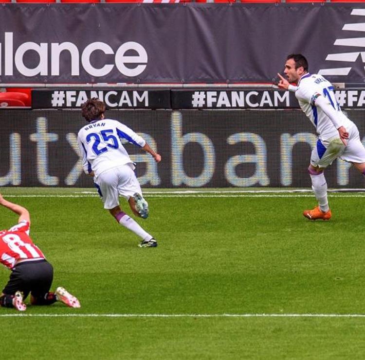 Vídeo: Kike García saca un punto de oro en San Mamés