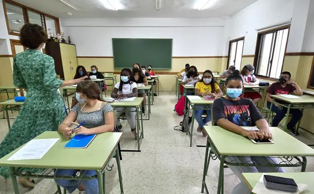Canarias sube a tres el límite de suspensos para pasar de curso y titular en la ESO