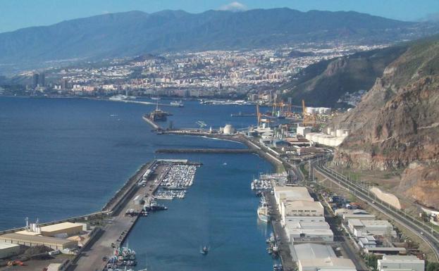 Salvan la vida a un hombre en la dársena del puerto de la capital tinerfeña