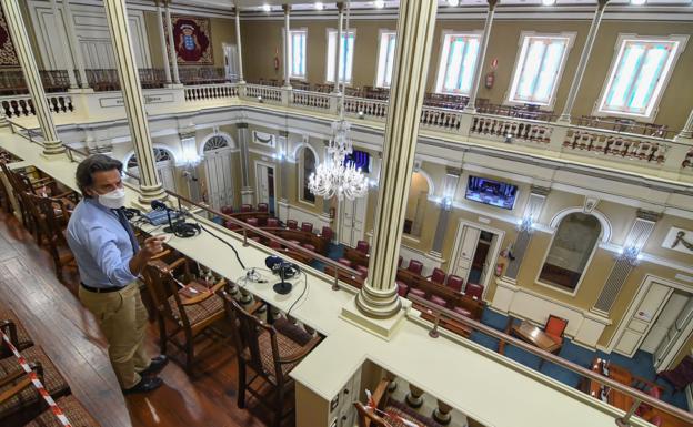 Los grupos desoyen la «sugerencia» del Parlamento y asistirán al pleno