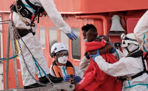 El incremento de mujeres y menores en las pateras enciende las alarmas institucionales