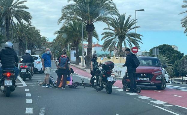Herida en la colisión de un patinete y un coche en Paseo de Chil